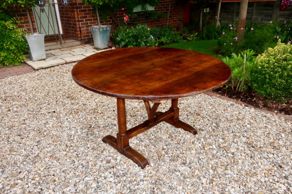 Round folding table 