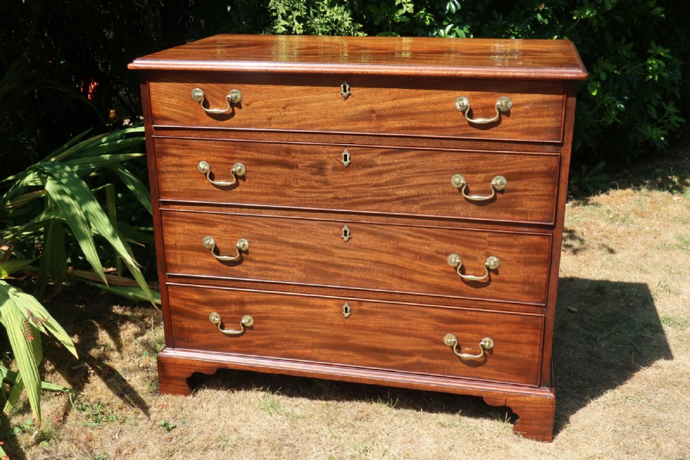 Small Georgian chest of drawers