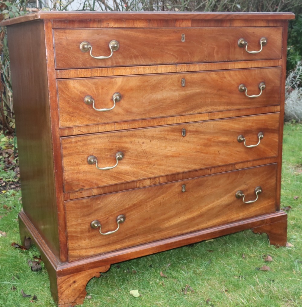 Small George III mahogany chest of drawers 
