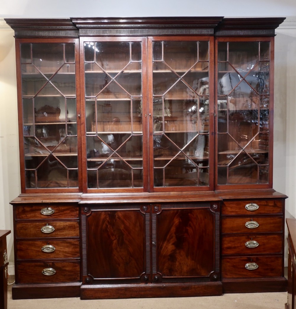 18th Century breakfront bookcase in mahogany 