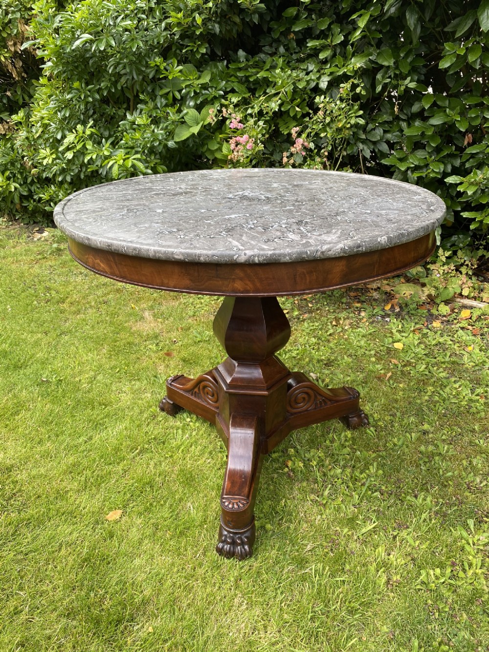 Flame mahogany Gueridon or centre table 