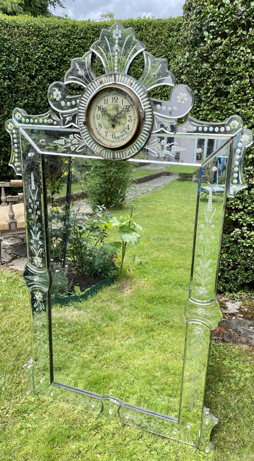 Venetian mirror with clock