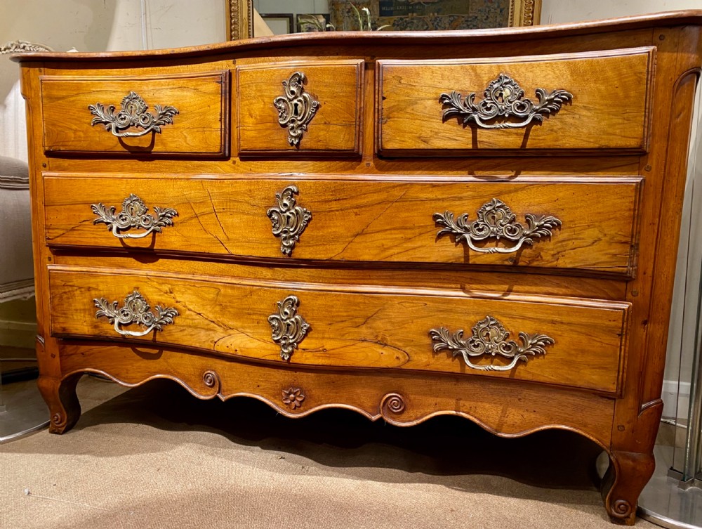 18th Century serpentine fronted commode in walnut 
