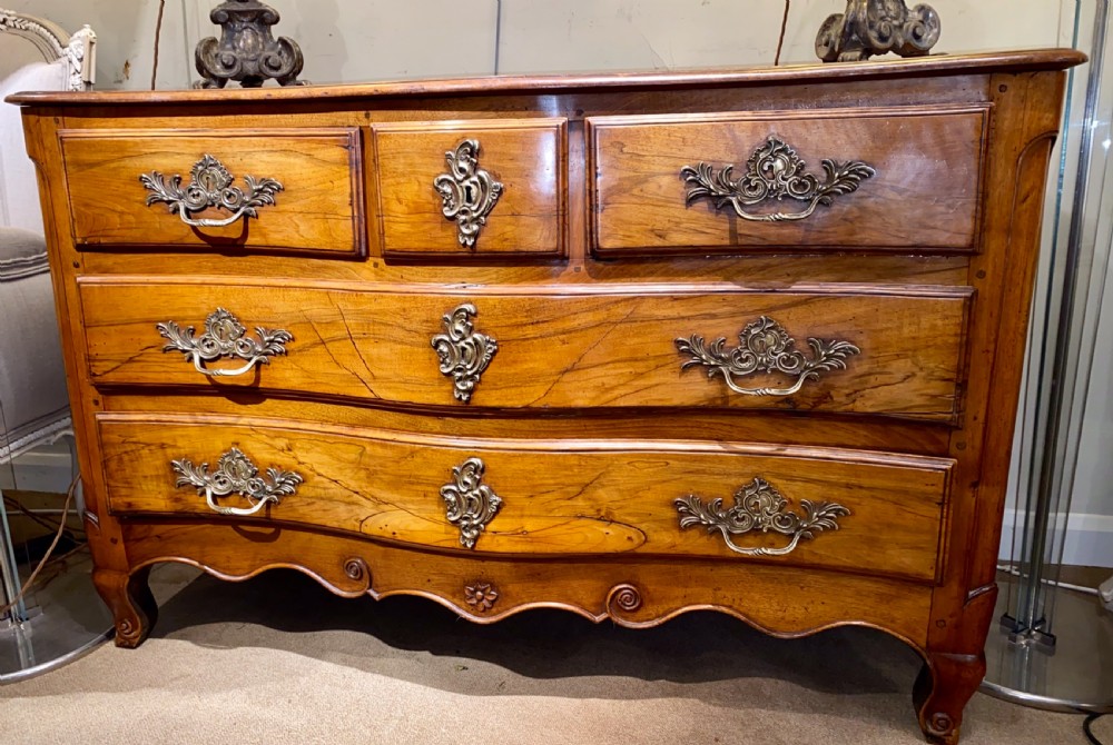 18th Century serpentine fronted commode in walnut  View XII