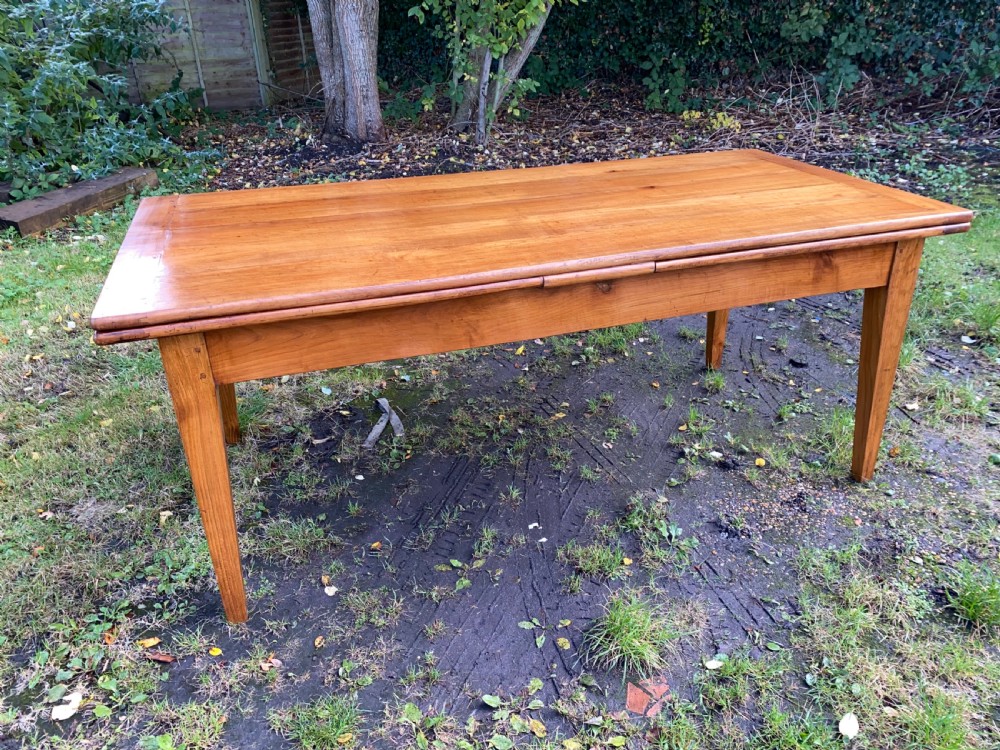 Large extending country table  View IV