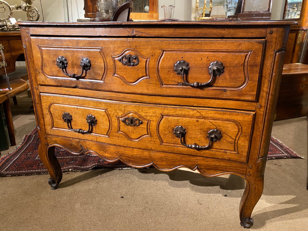 Small 18th Century commode in walnut 