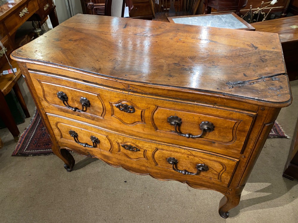 Small 18th Century commode in walnut  View II