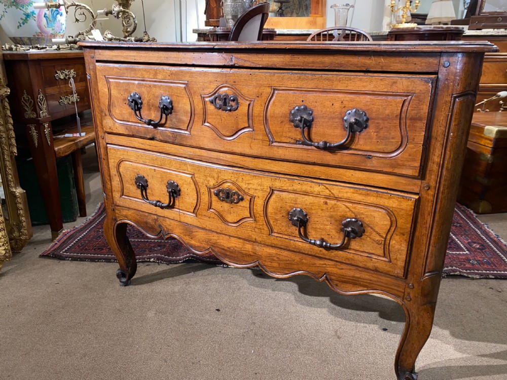 Small 18th Century commode in walnut  View III