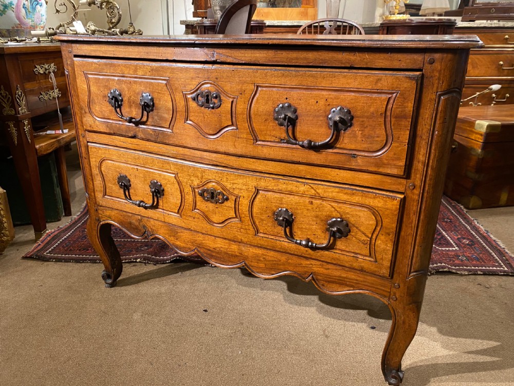 Small 18th Century commode in walnut  View IV