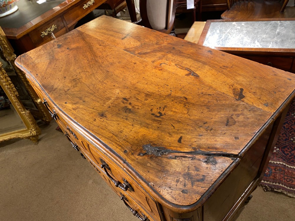 Small 18th Century commode in walnut  View V