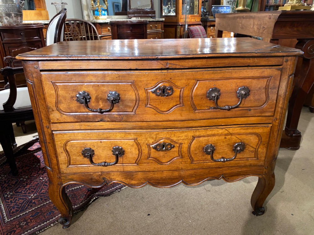 Small 18th Century commode in walnut  View VII