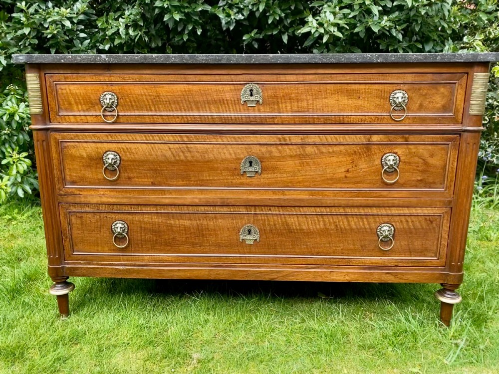 Late 18th Century commode in walnut  View II