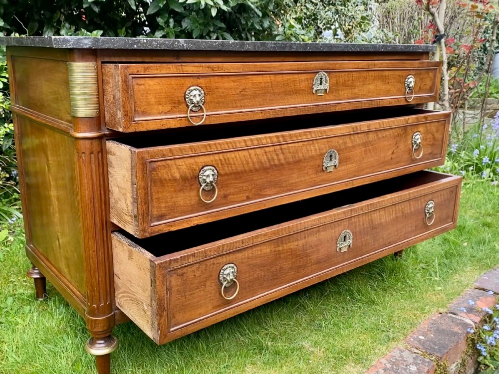 Late 18th Century commode in walnut  View VI