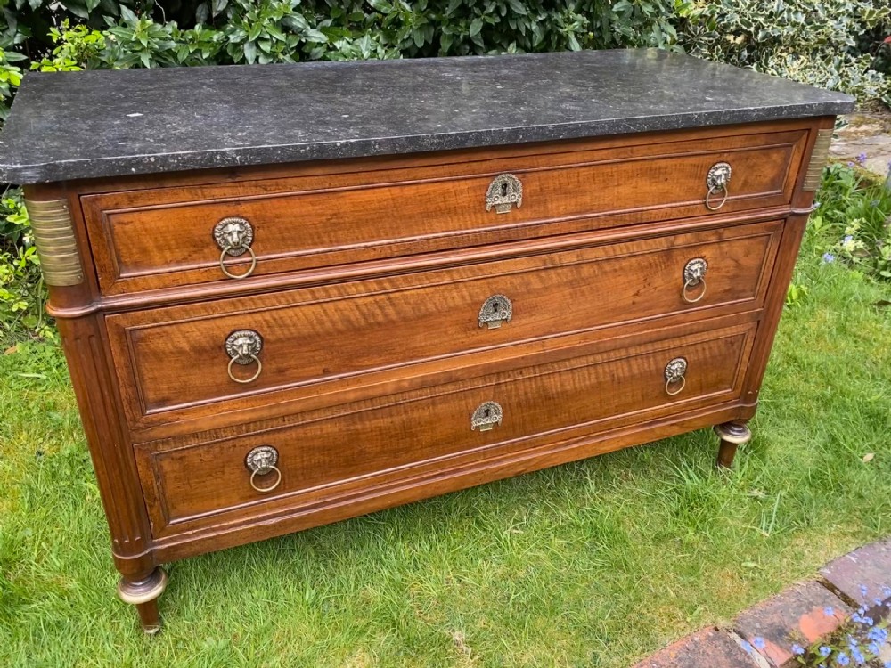 Late 18th Century commode in walnut  View VII