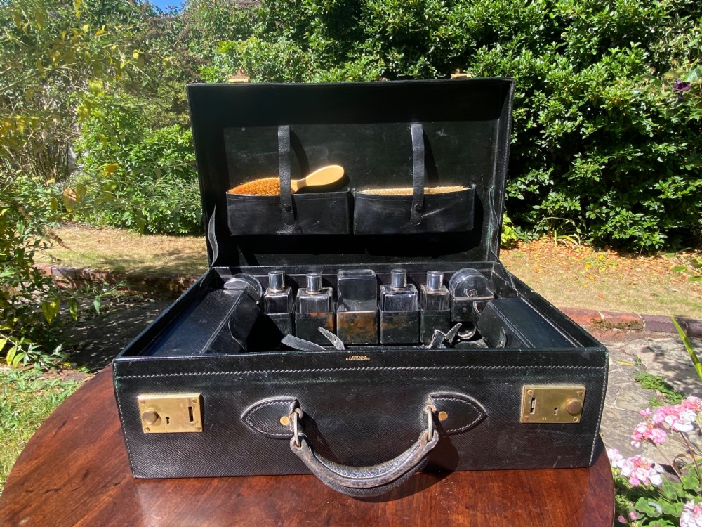 Fitted travelling vanity case 
