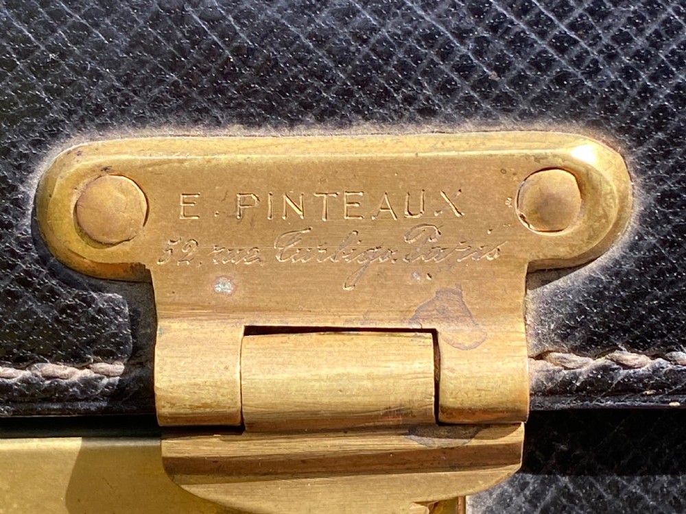 Fitted travelling vanity case  View II