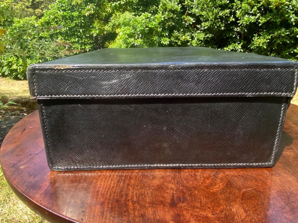 Fitted travelling vanity case  View III