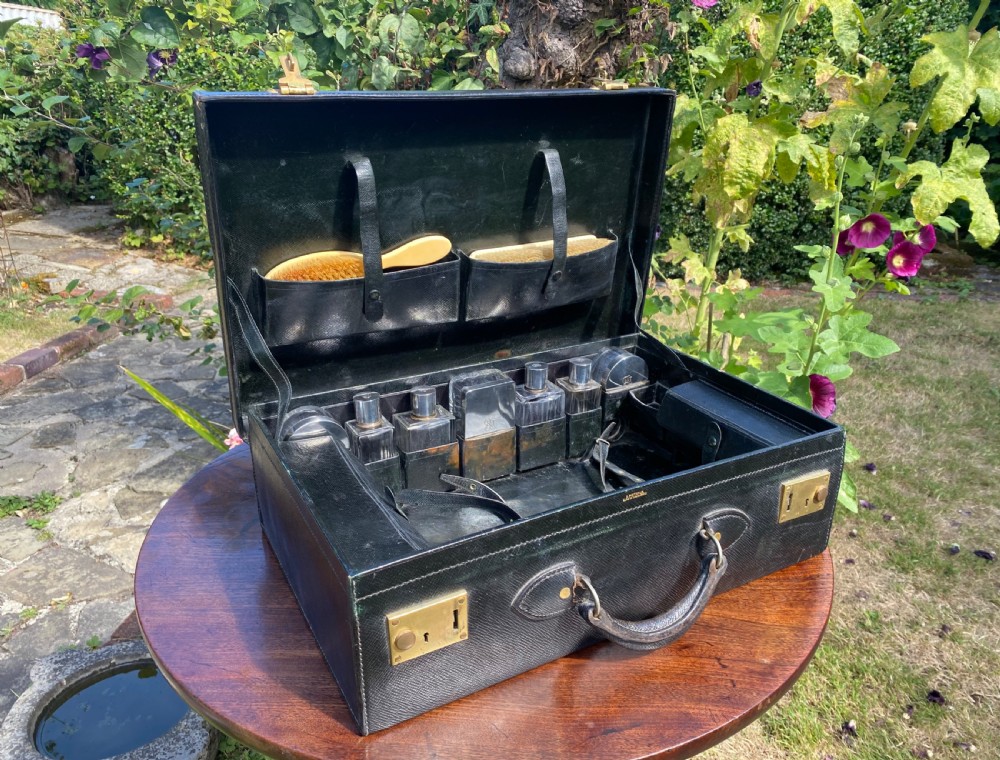 Fitted travelling vanity case  View V