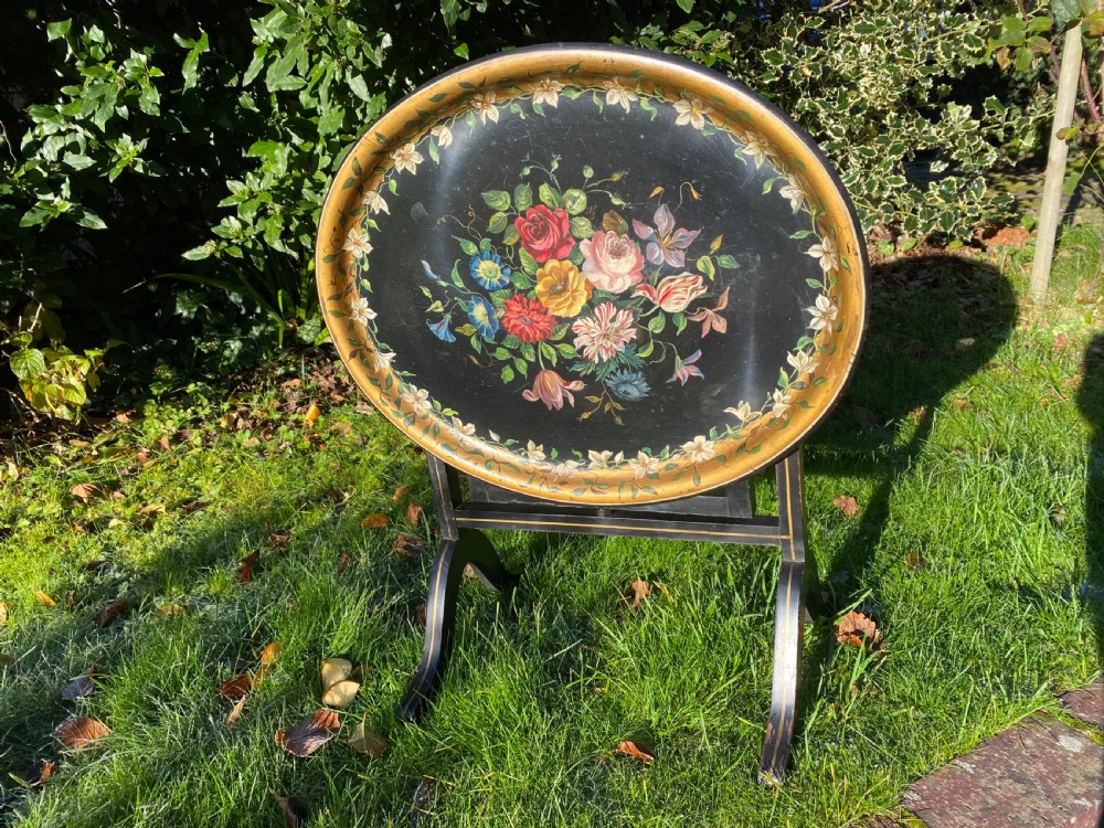 Papier-mâché tray top table View II