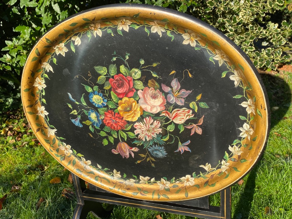 Papier-mâché tray top table View III