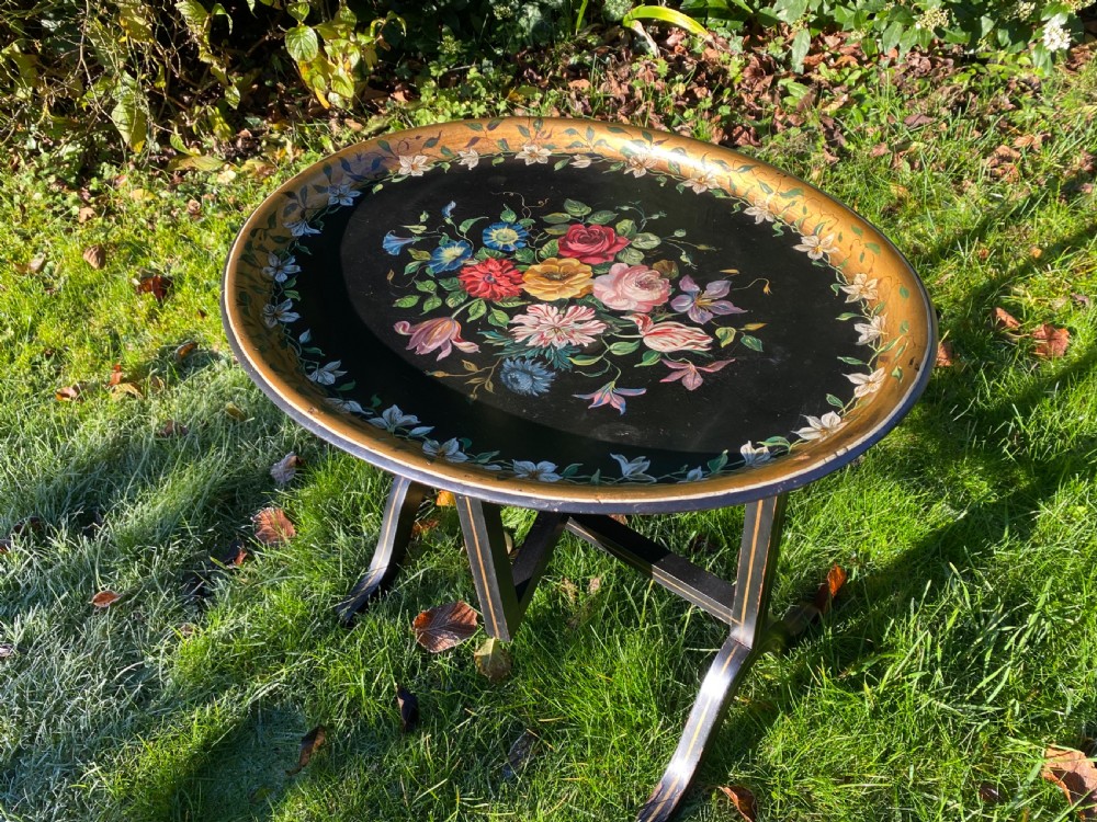 Papier-mâché tray top table View V