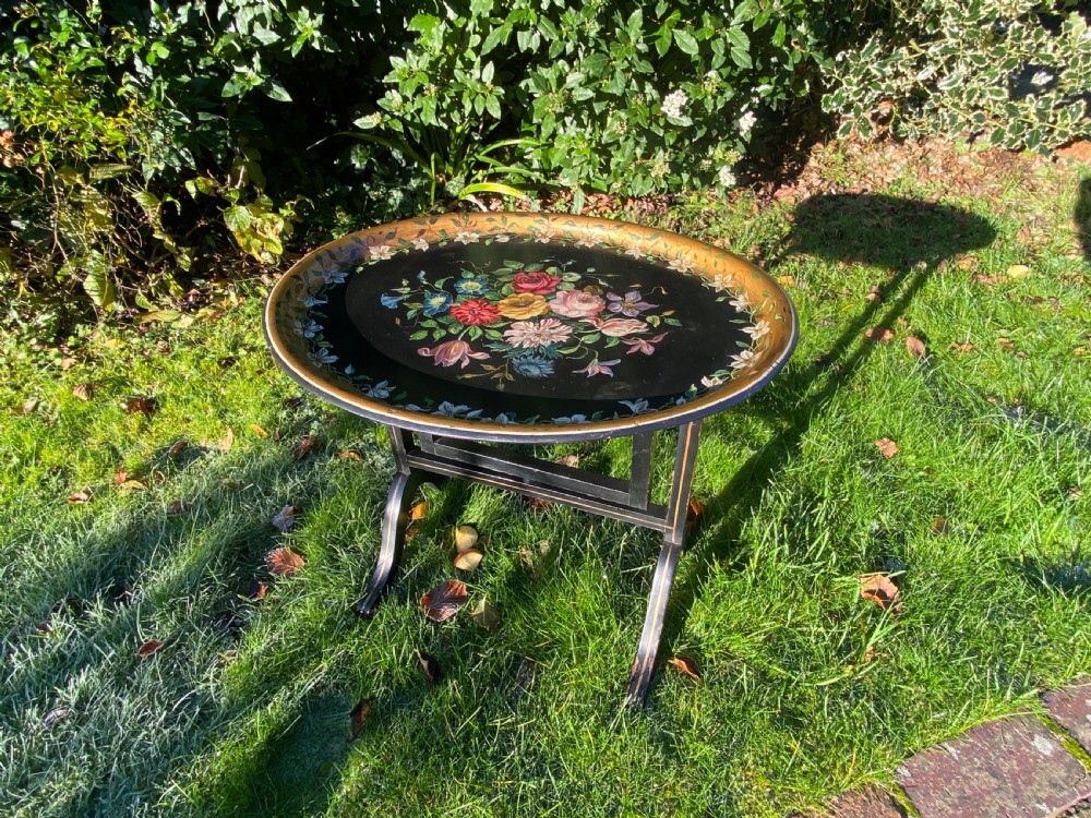 Papier-mâché tray top table View VI