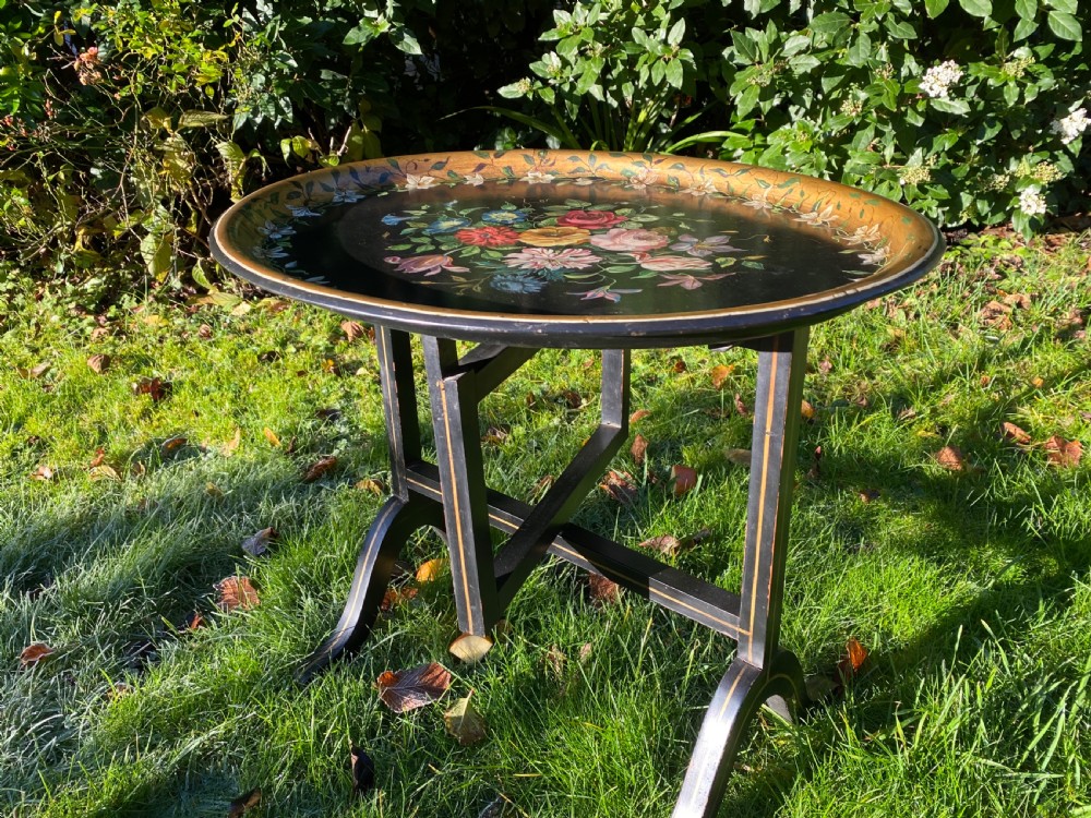 Papier-mâché tray top table View VII
