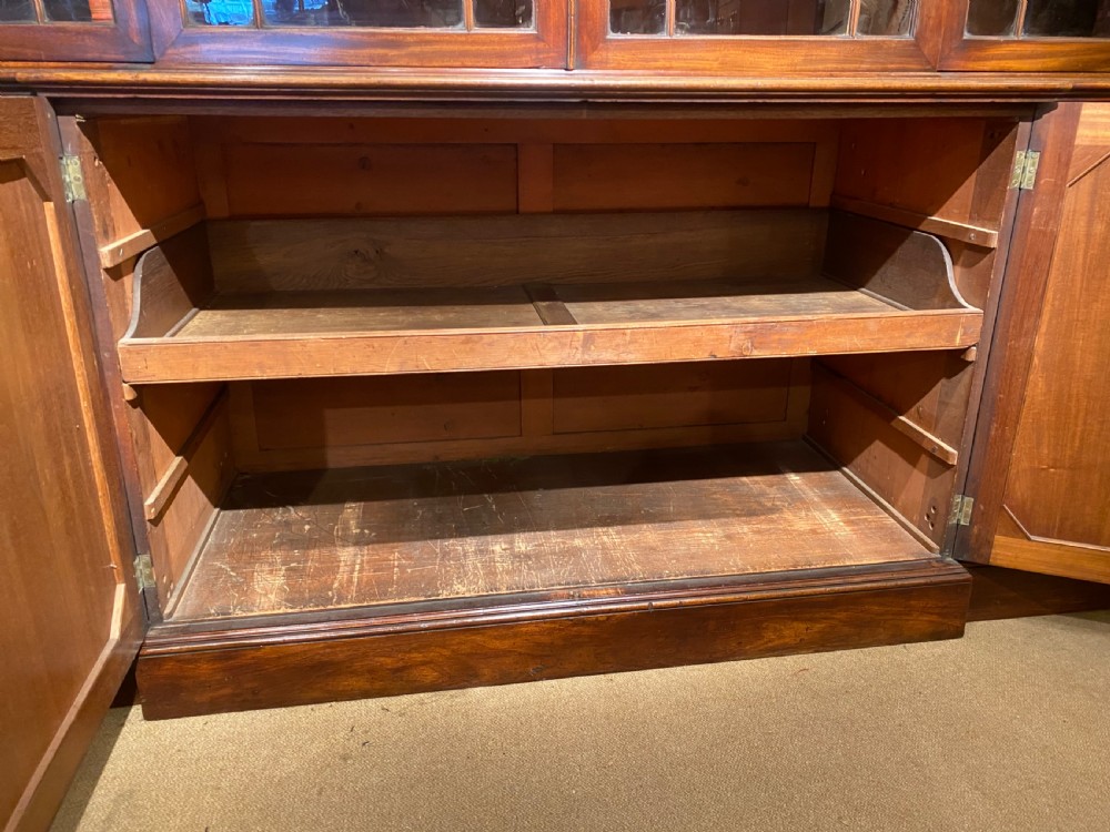 18th century Breakfront Bookcase in flame mahogany  View VI