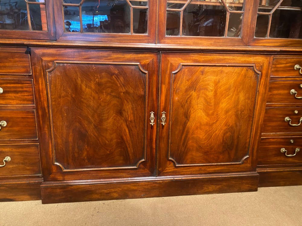 18th century Breakfront Bookcase in flame mahogany  View VIII