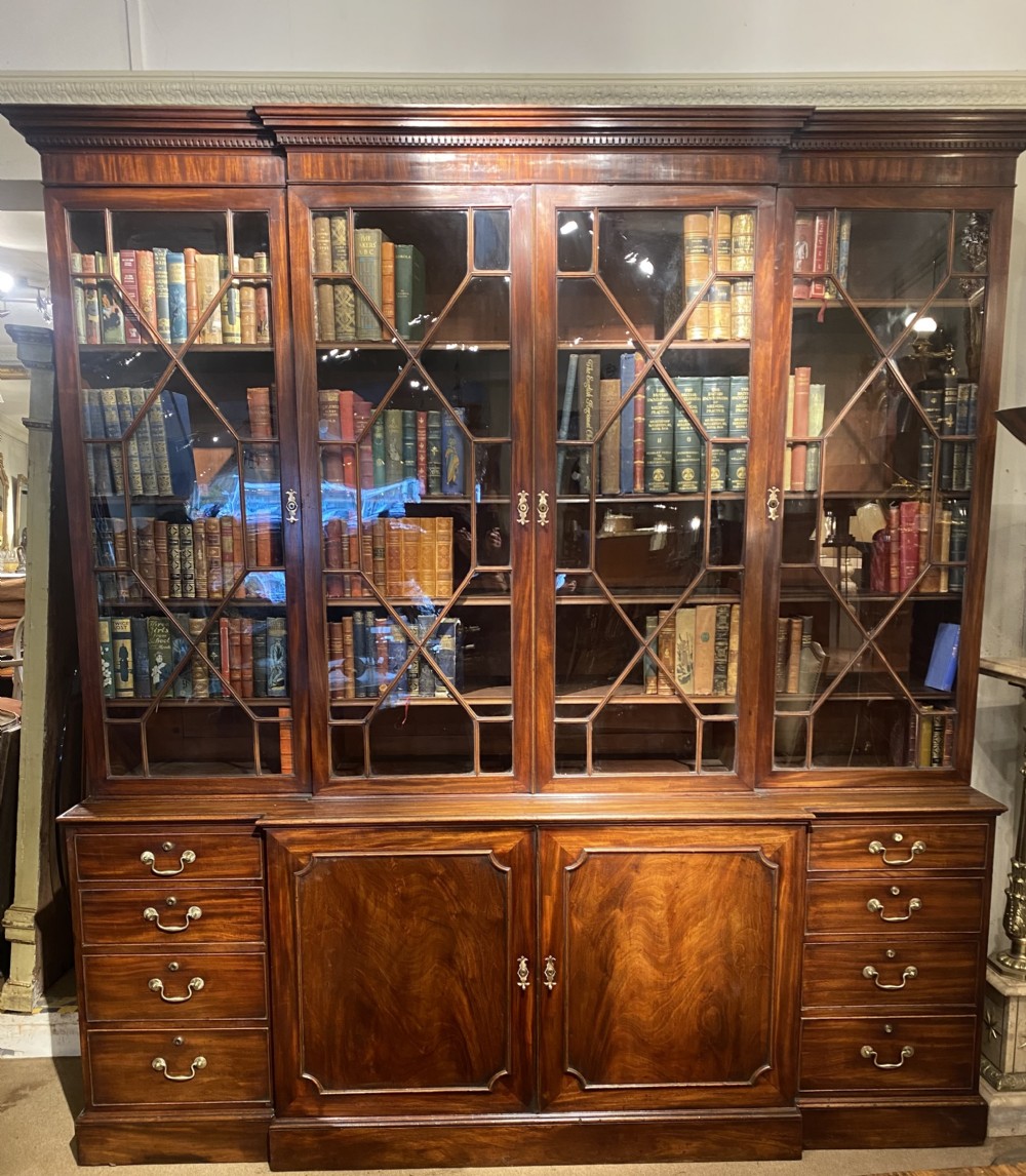 18th century Breakfront Bookcase in flame mahogany 