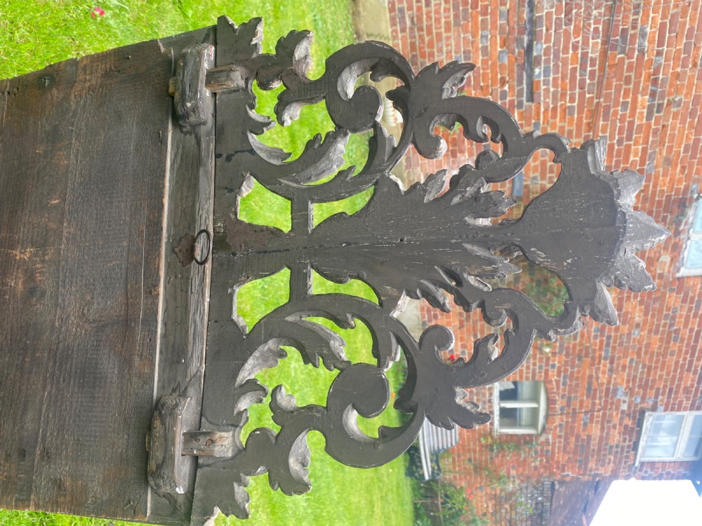 18th Century carved giltwood mirror View IV
