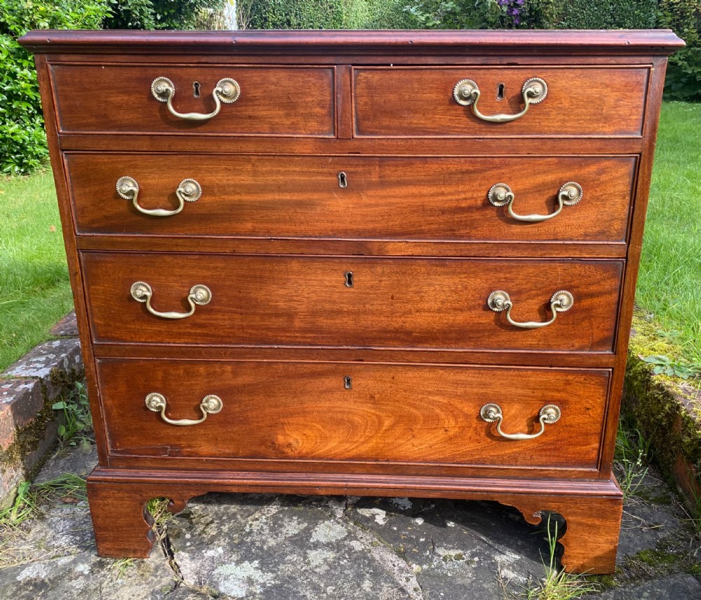 Small 18th Century chest of drawers in mahogany 