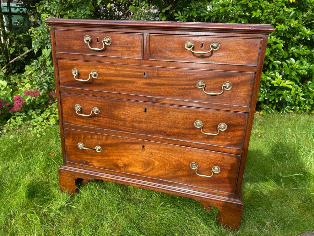 Small 18th Century chest of drawers in mahogany  View II