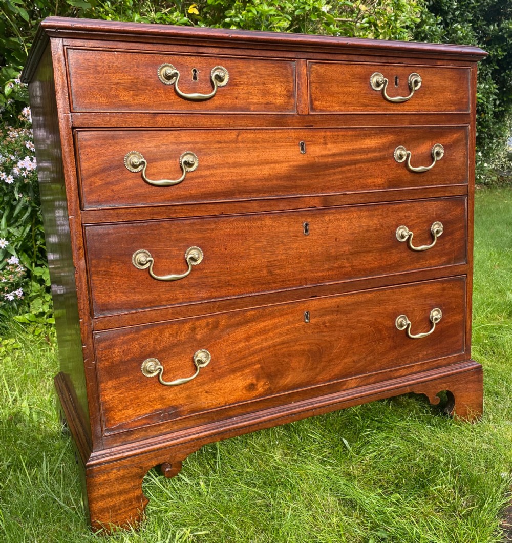 Small 18th Century chest of drawers in mahogany  View VIII