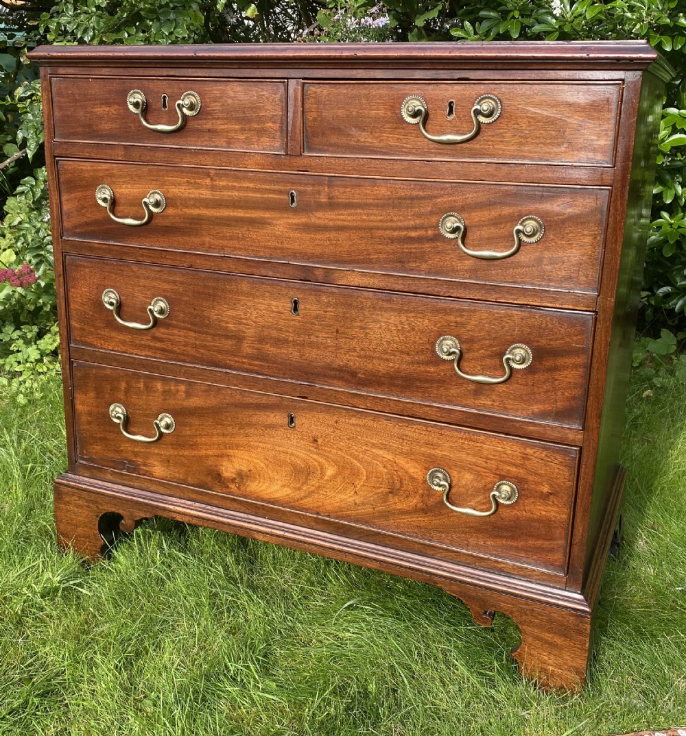 Small 18th Century chest of drawers in mahogany  View IX