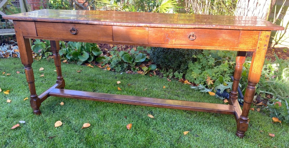 Server or serving table in oak View III