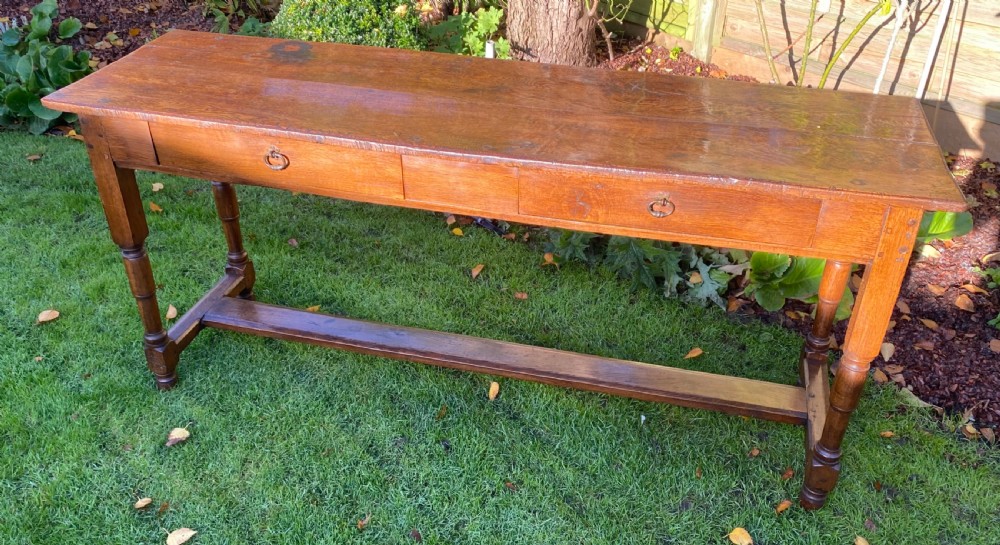 Server or serving table in oak View V