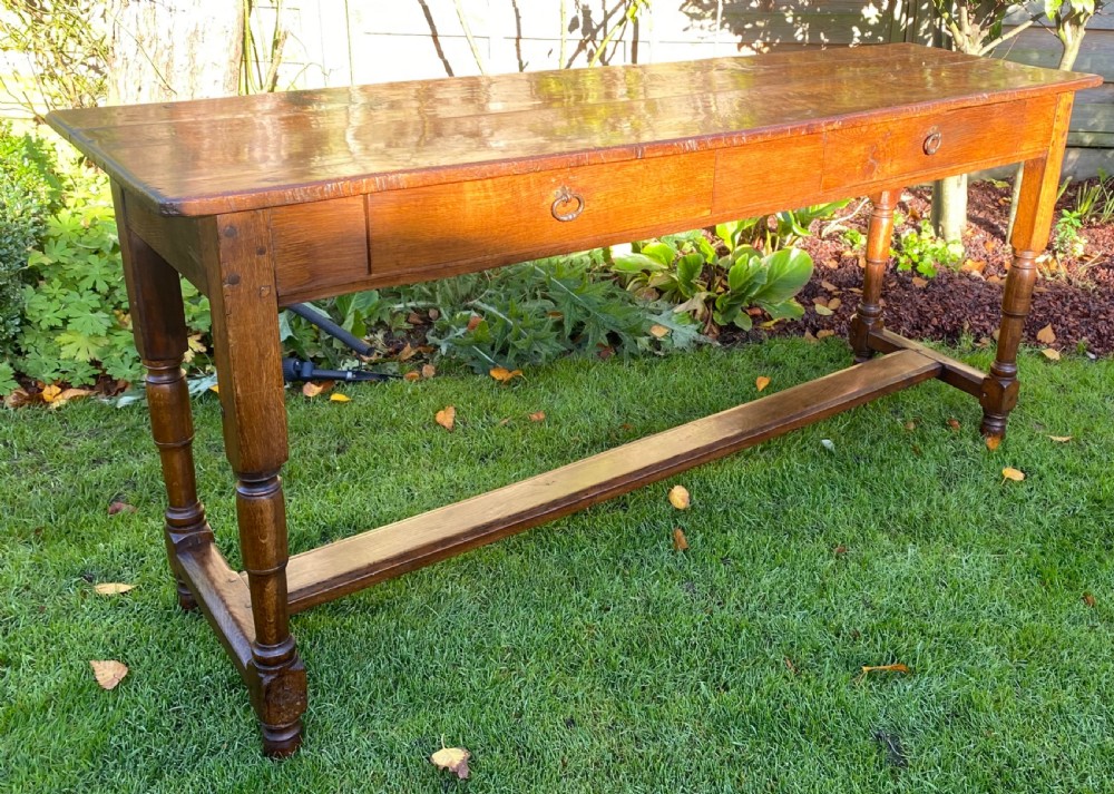 Server or serving table in oak View VI