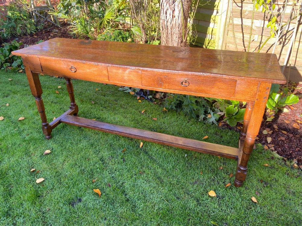 Server or serving table in oak View VII