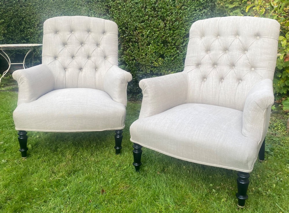 Fine quality pair of button back armchairs 