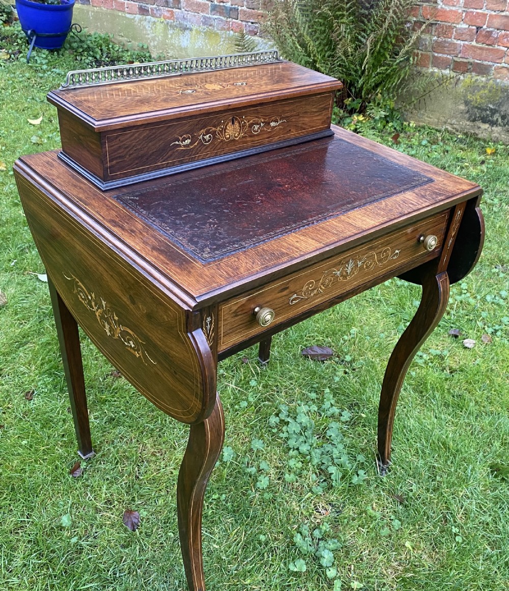 Small pretty writing desk View III