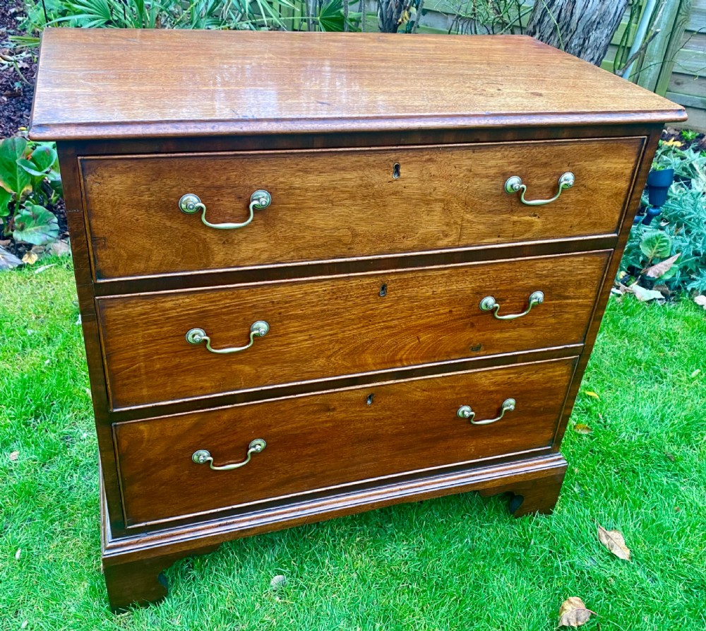 Small 18th Century chest of drawers  View III