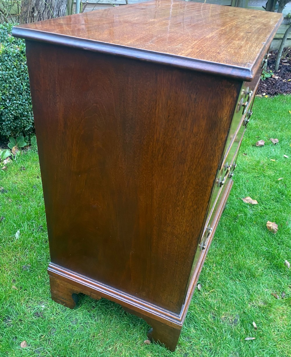 Small 18th Century chest of drawers  View IV