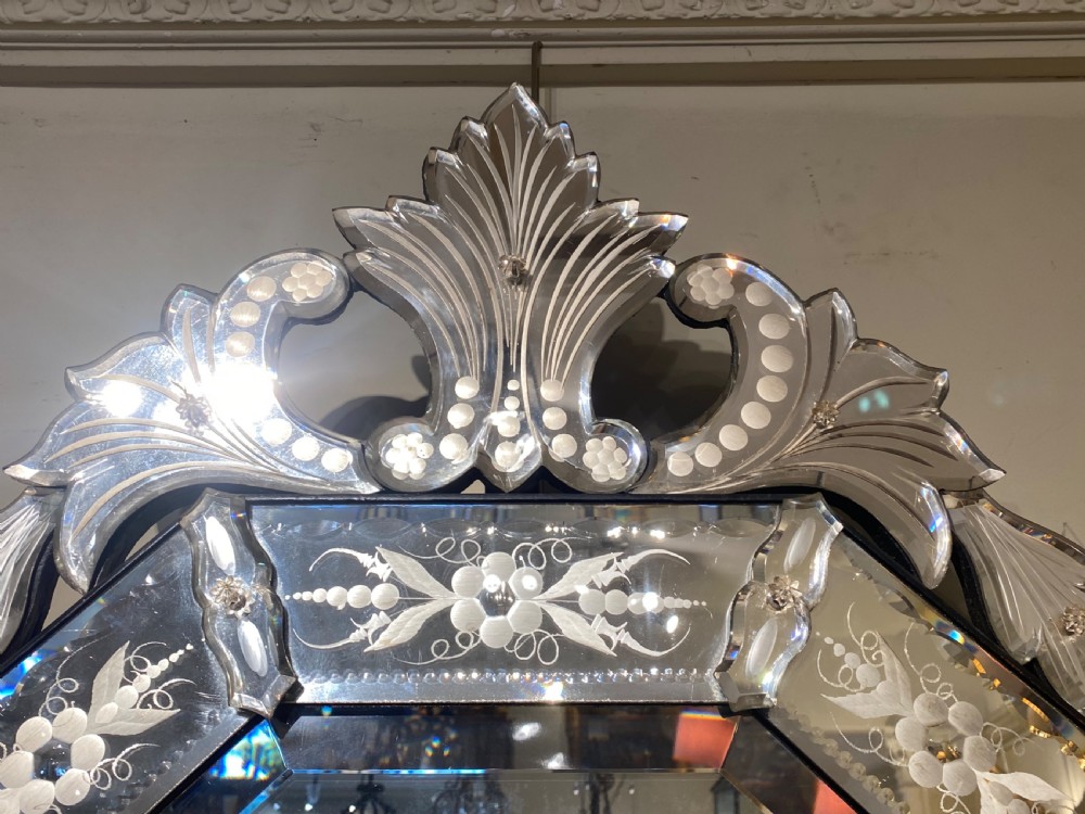 Octagonal Venetian mirror with crest View IV