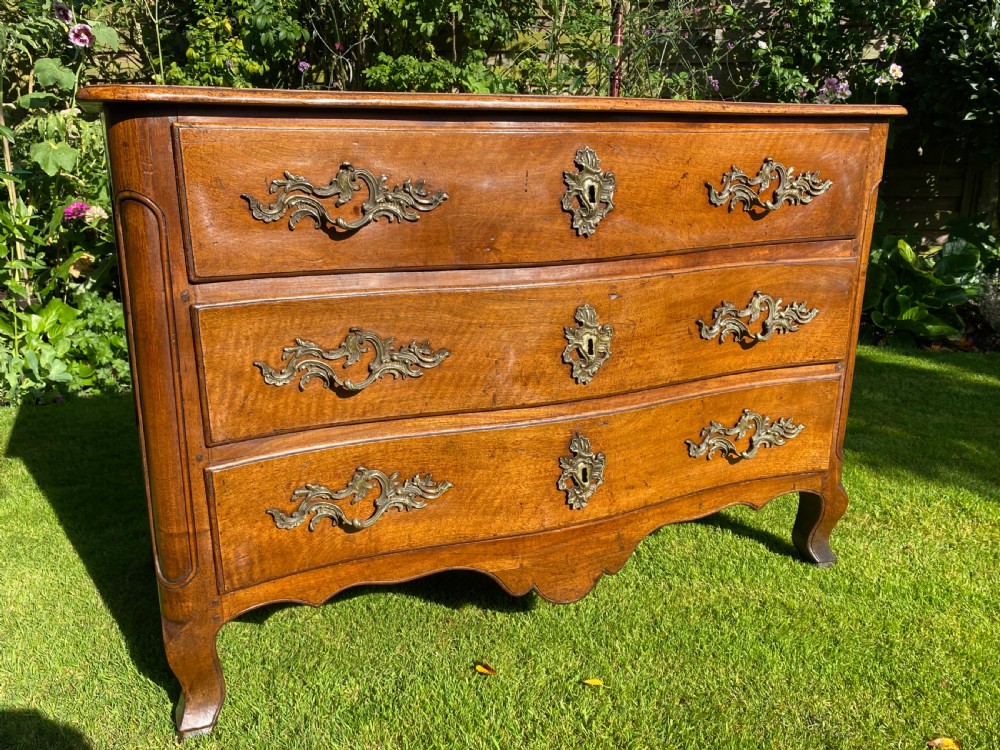 18th Century Serpentine fronted commode in walnut 