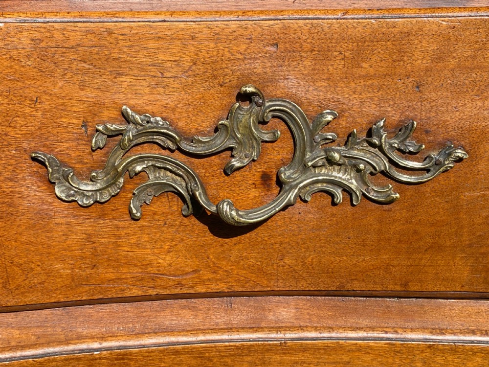 18th Century Serpentine fronted commode in walnut  View IV