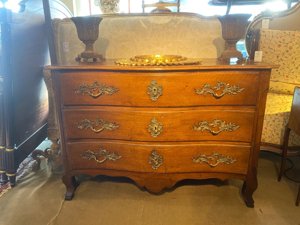 18th Century Serpentine fronted commode in walnut  View VIII