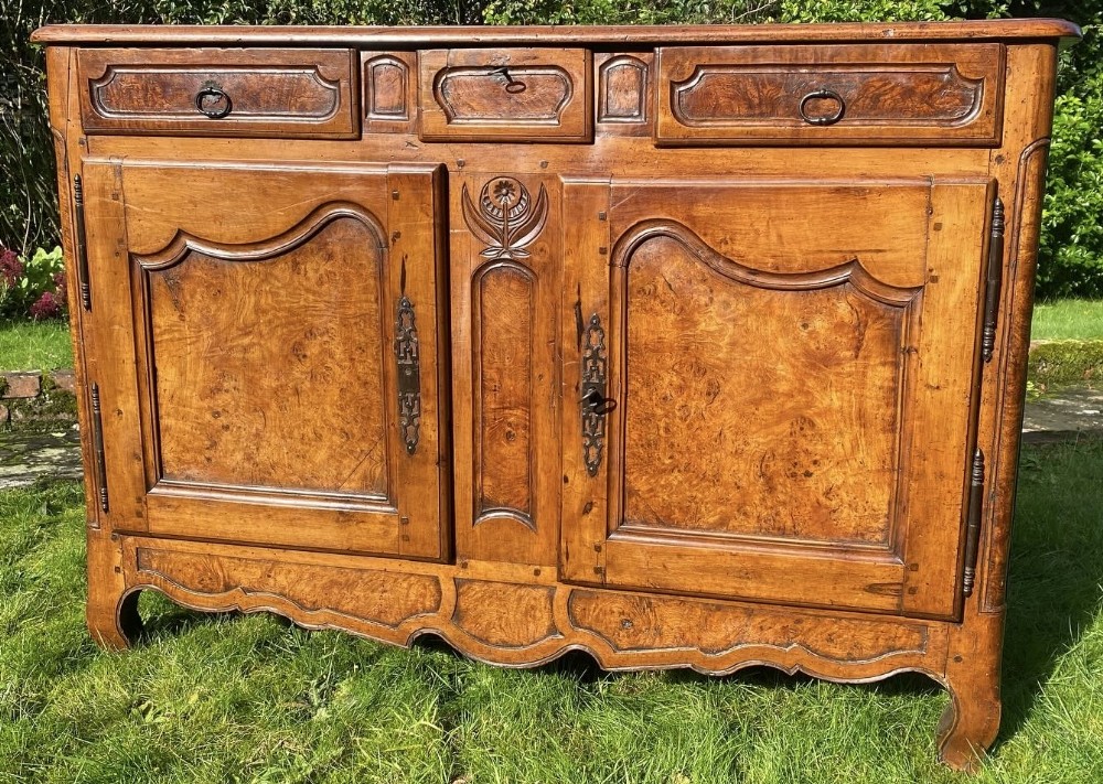 18th Century buffet in burr ash and cherrywood 