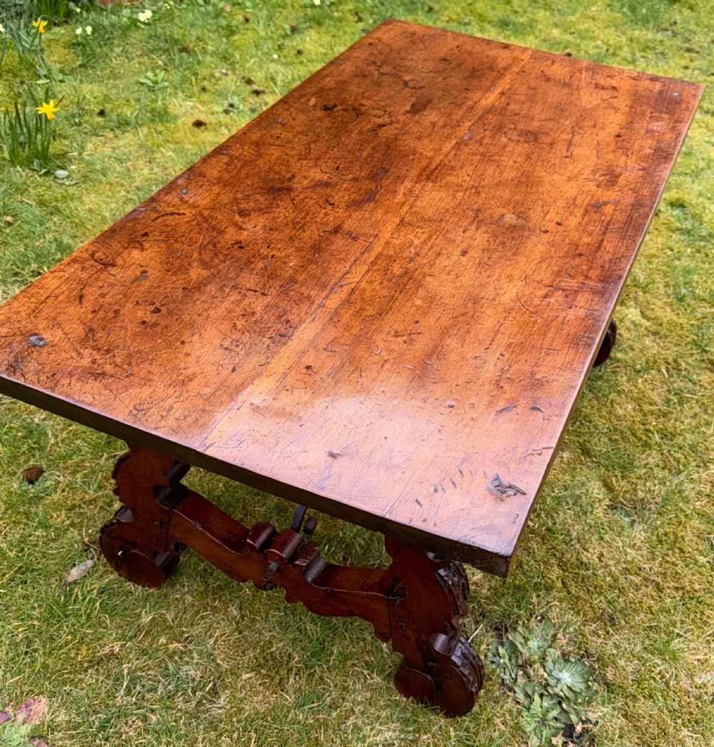 Early Spanish table in walnut 
