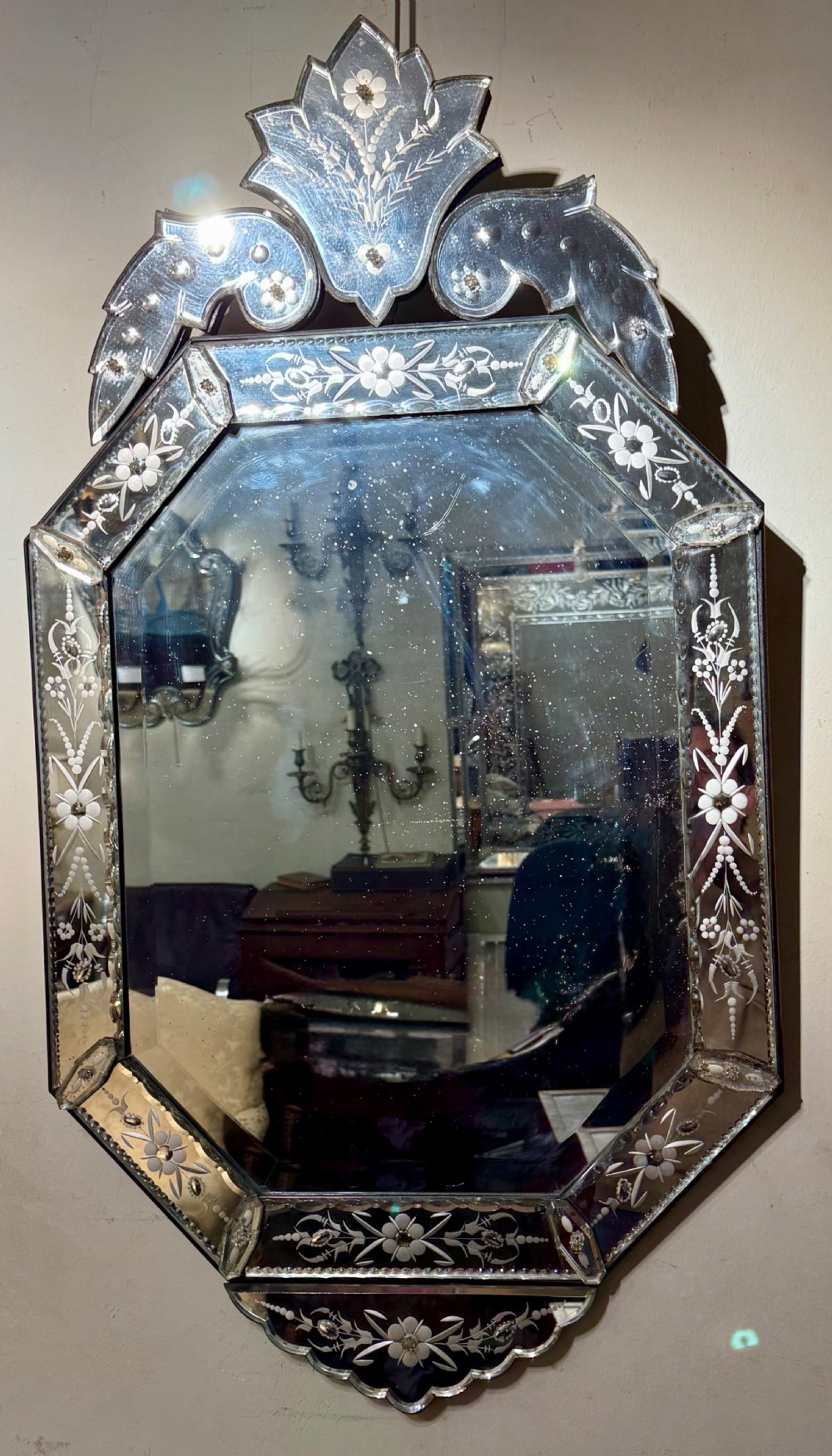 Octagonal Venetian mirror with crest